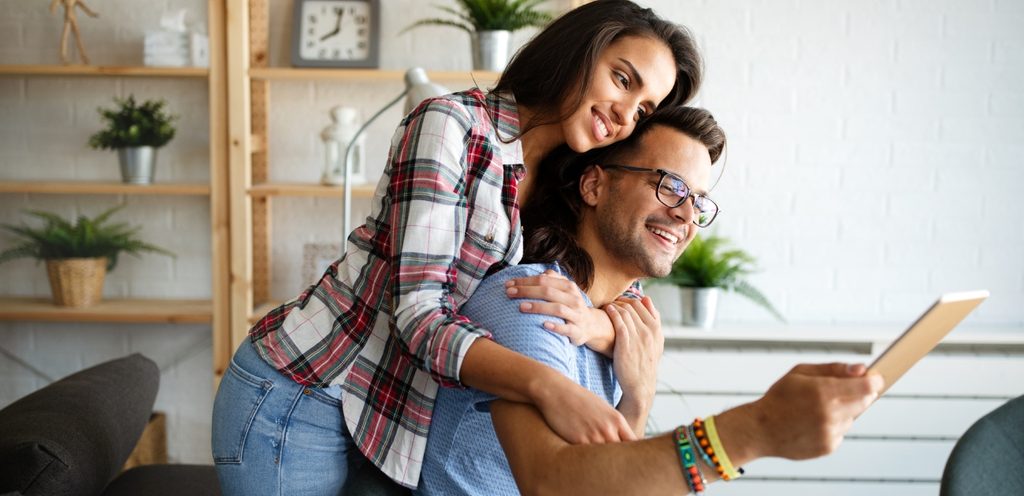 امرأة تعانق زوجها