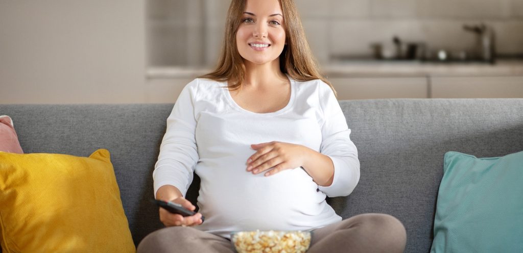 امرأة حامل سعيدة