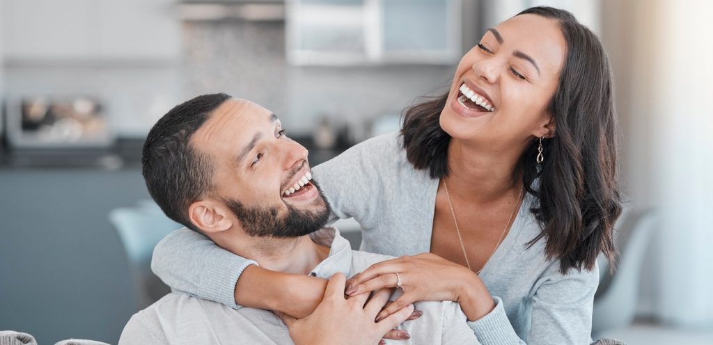 امرأة ورجل سعيدين