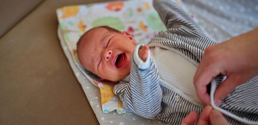طفل رضيع يبكي