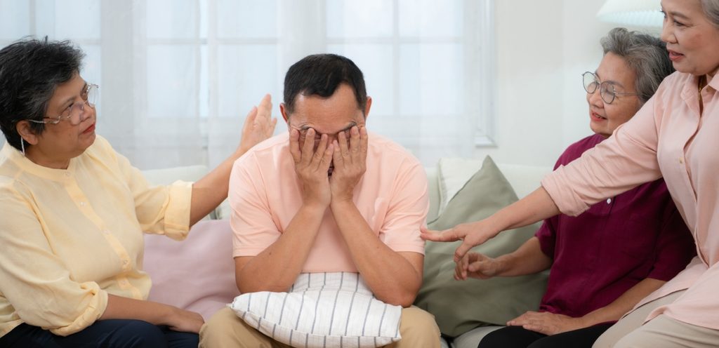 رجل حزين وحوله ثلثة نساء مسنّات