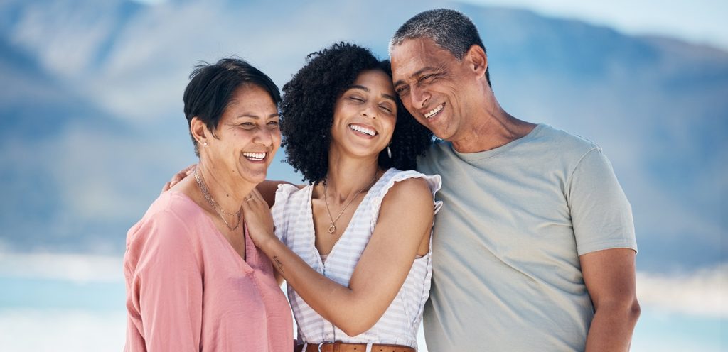 امرأة شابّة مع زوجان مسنّان