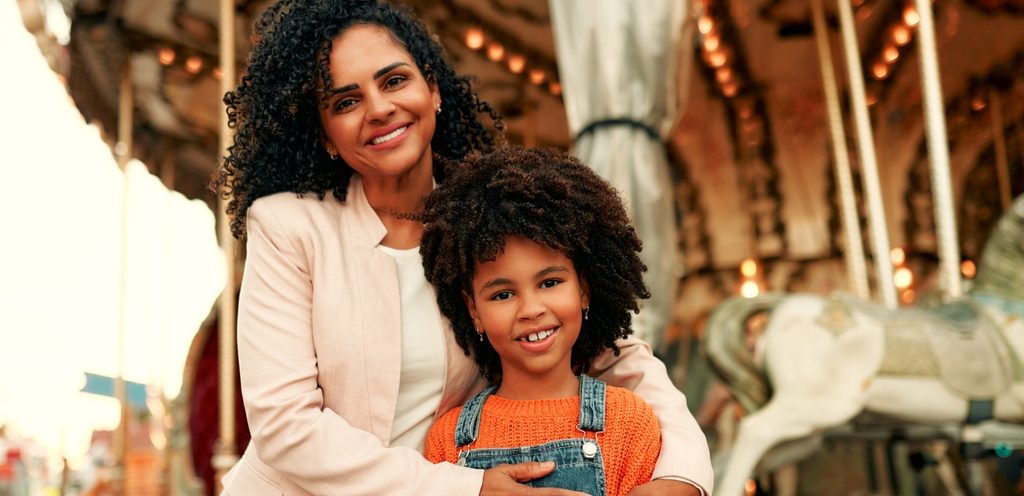 أم وطفلتها سعيدتان