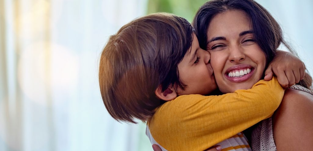 طفل يقبّل والدته