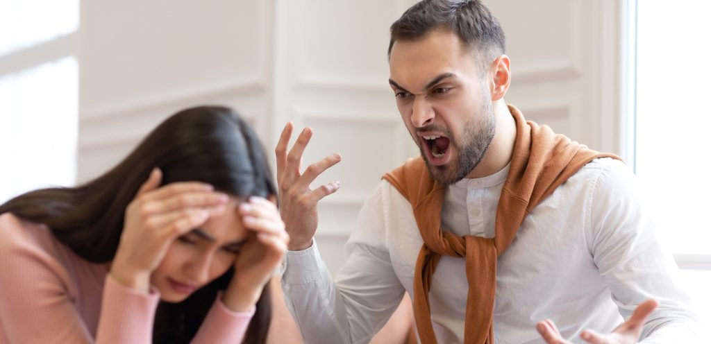 زوج يصرّخ على زوجته