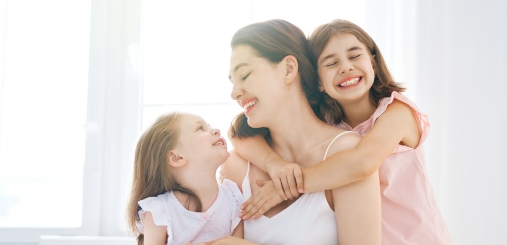 امرأة سعيدة مع ابنتيها