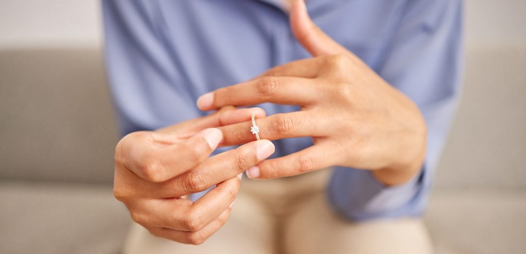 امرأة تخلع خاتم الزواج
