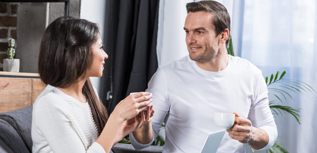 زوجان يتحدّثان بسعادة