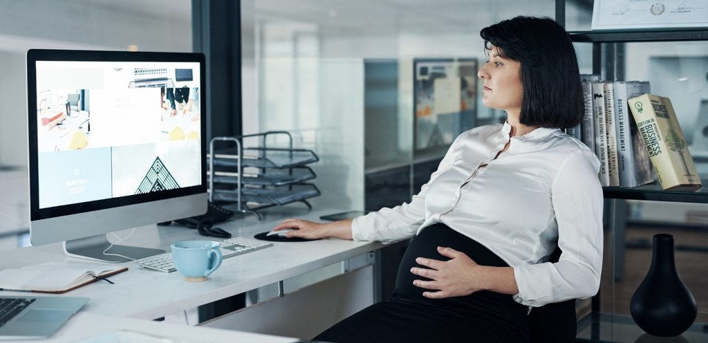امرأة حامل في العمل