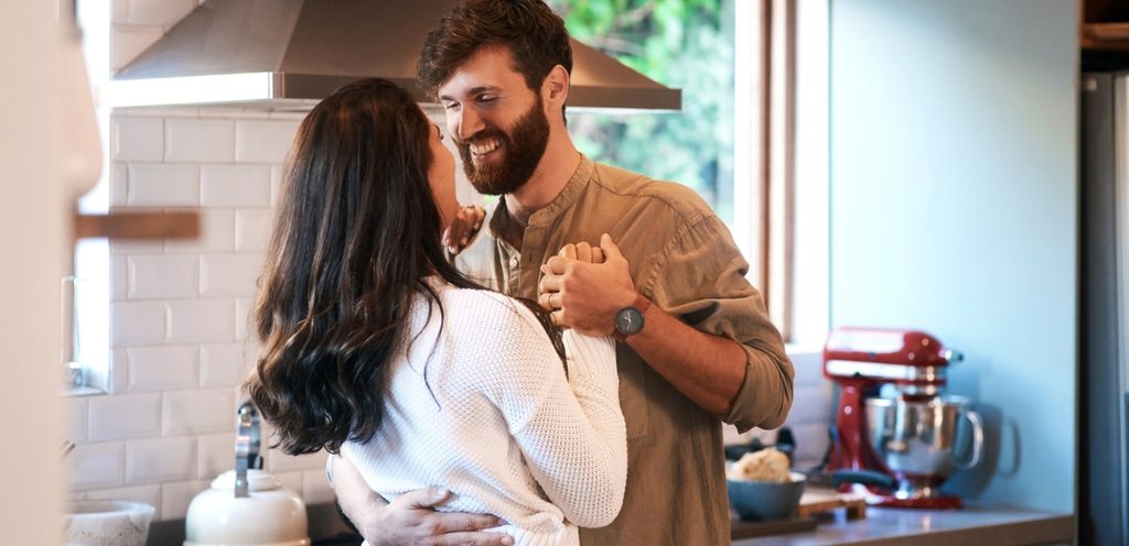 امرأة ورجل سعيدان في المطبخ