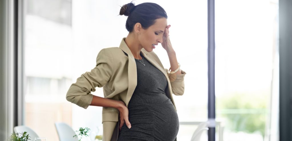 امرأة حامل متعبة في العمل