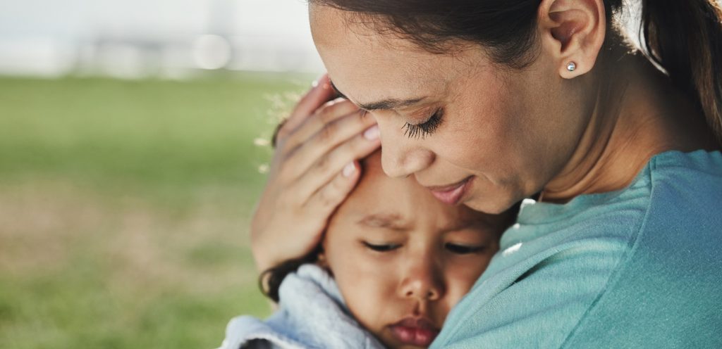 امرأة تعانق طفلها الحزينة