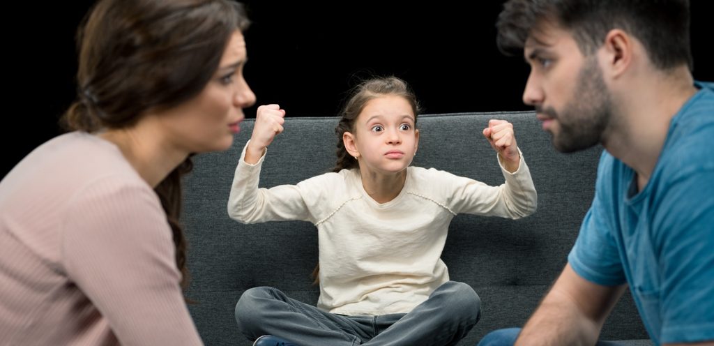 زوجان يتناقشان وطفلتهما غاضبة