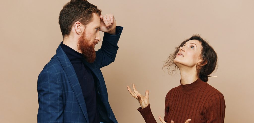زوجان غاضبان يتناقشان