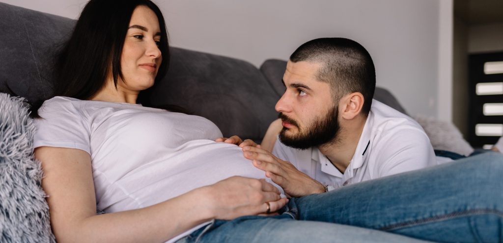 امرأة حامل وزوجها بجانبها