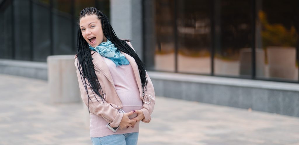 امرأة حامل سعيدة