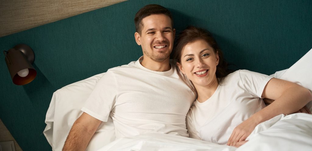 امرأة ورجل سعيدان في السرير