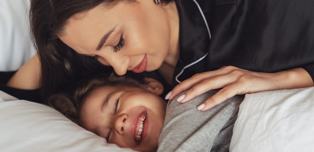 طفلة نائمة ووالدتها بجانبها