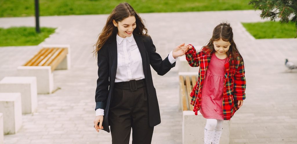 امرأة وطفلتها