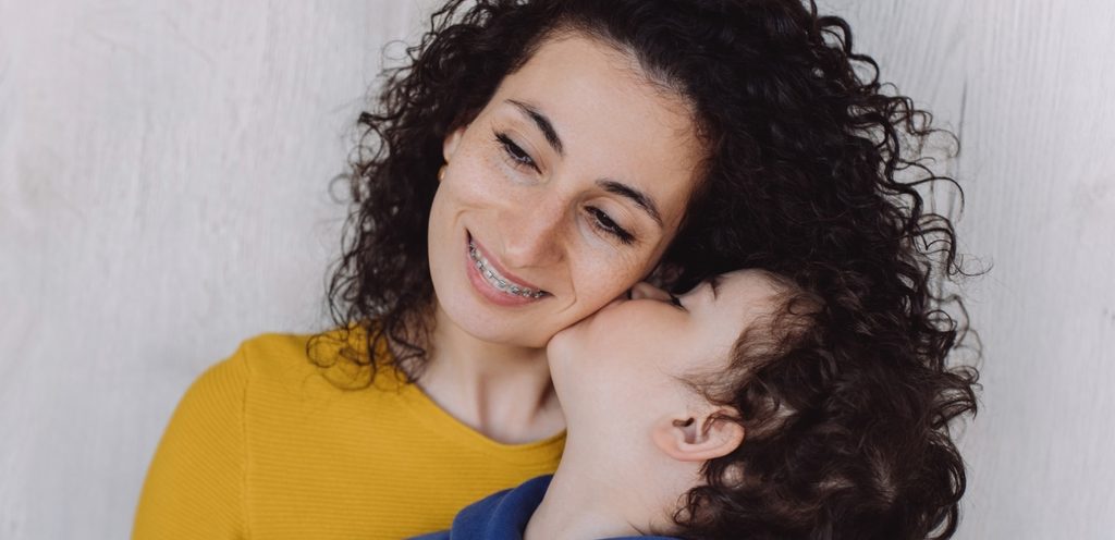 طفل يقبّل أمّه