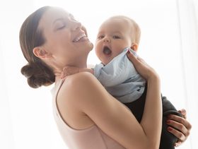 ماذا يحتاج الطفل فعلًا من أمه؟