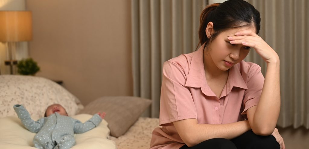 أم متعبة وطفلها خلفها يبكي