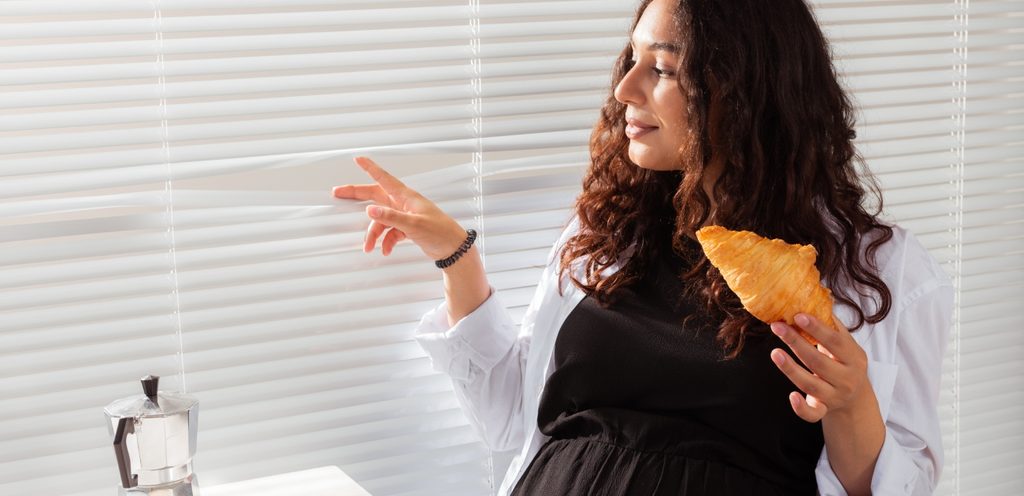 امرأة حامل تتناول الطعام