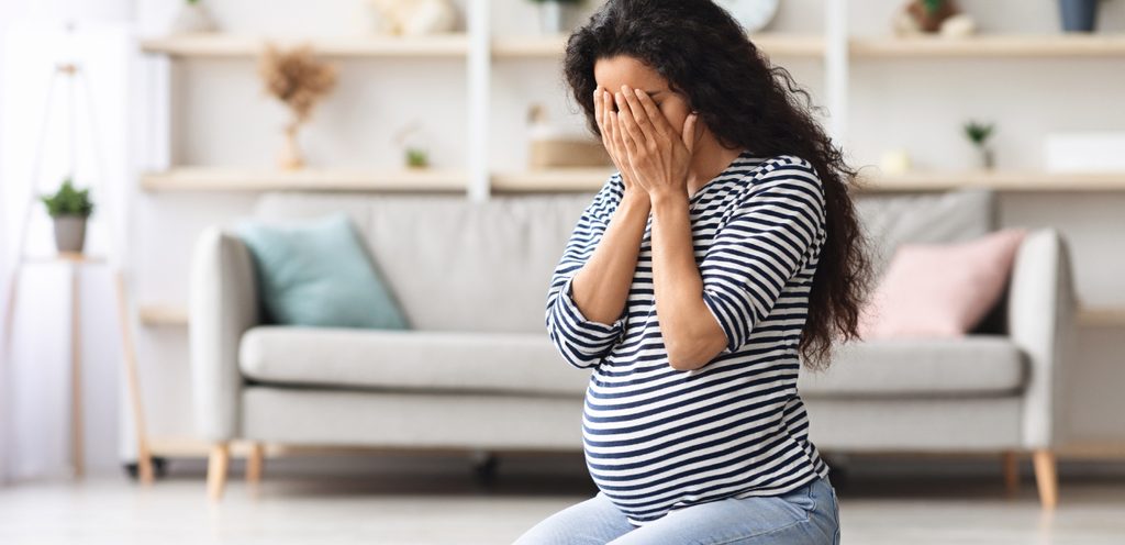 امرأة حامل حزينة