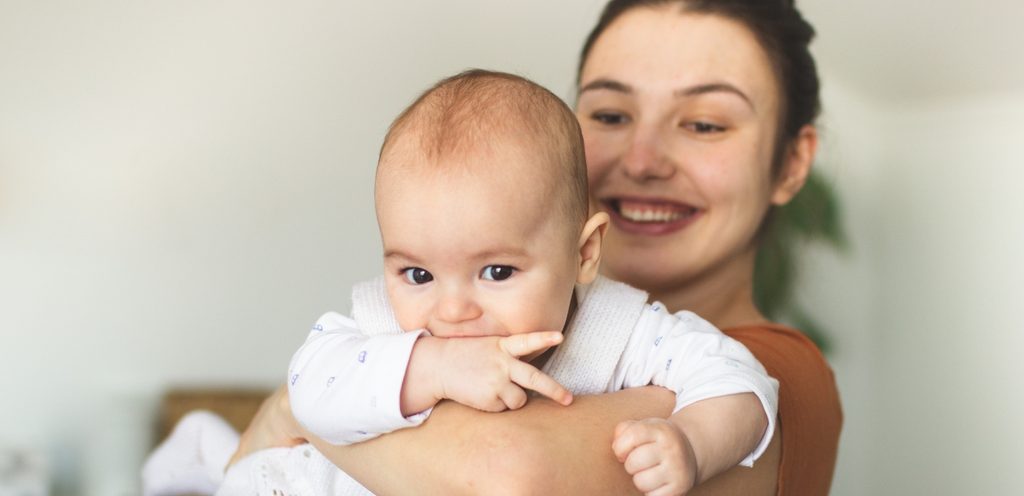 أم تحمل رضيعها