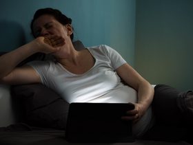 هل السهر الطويل أثناء الحمل يؤثر على نمو دماغ الجنين؟