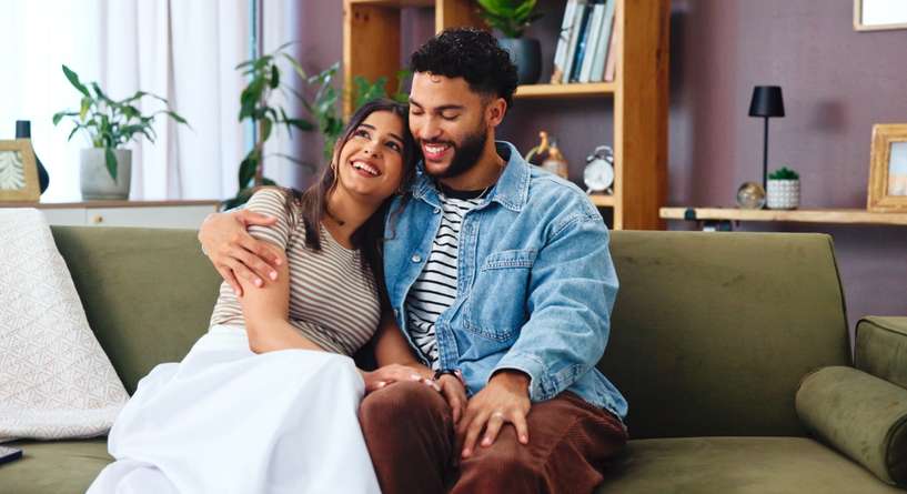 المبادرة لا تضعفك.. بل تقوّي أساس علاقتكما