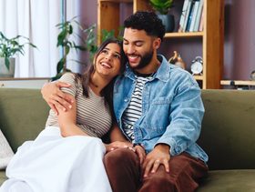 المبادرة لا تضعفك.. بل تقوّي أساس علاقتكما