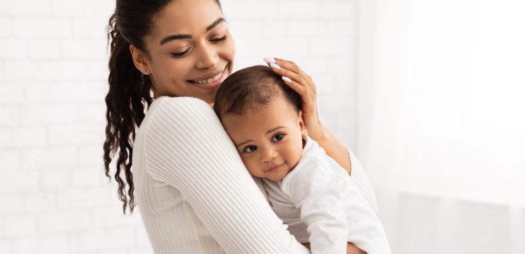 امرأة تحمل رضيعها