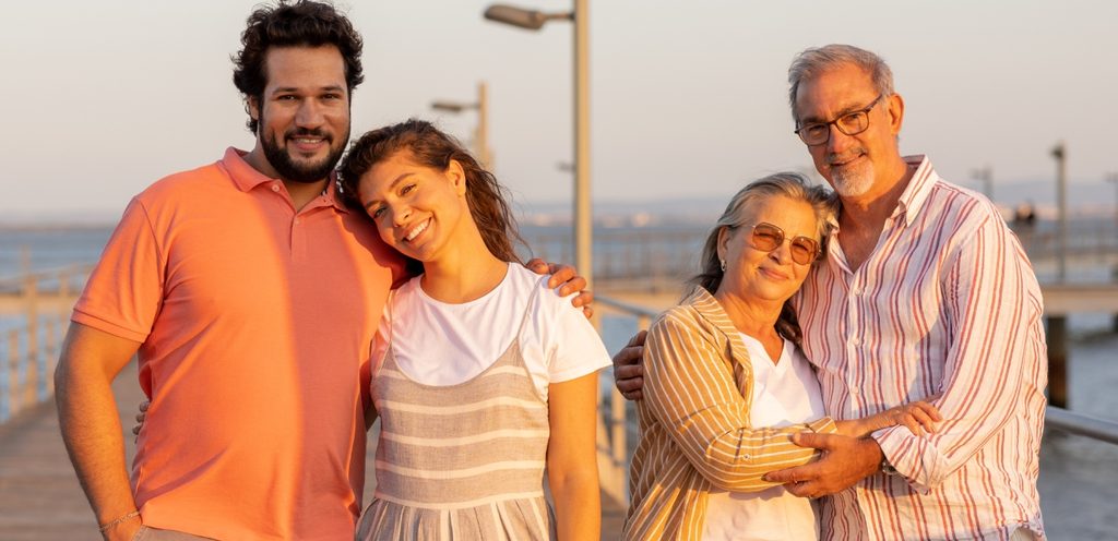 امرأة ورجل شابّان مع امرأة ورجل مسنّان