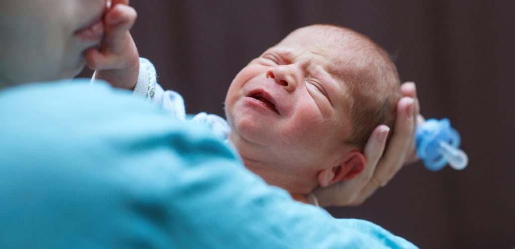 طفل رضيع يبكي