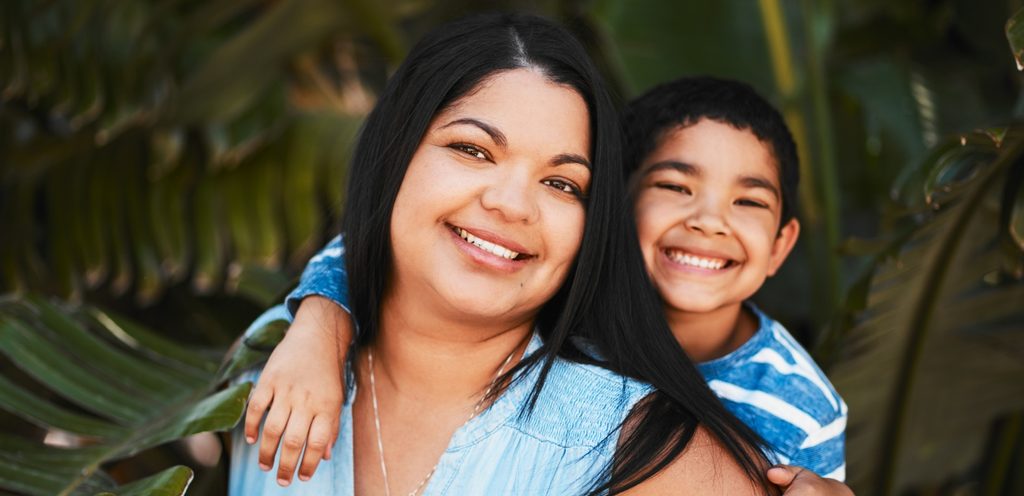 أم وطفلها سعيدان