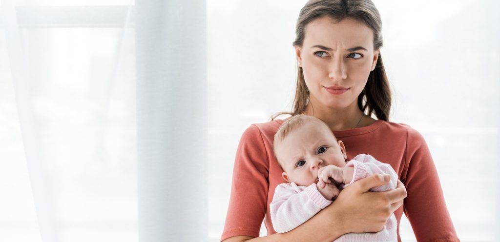 امرأة تحمل طفلها