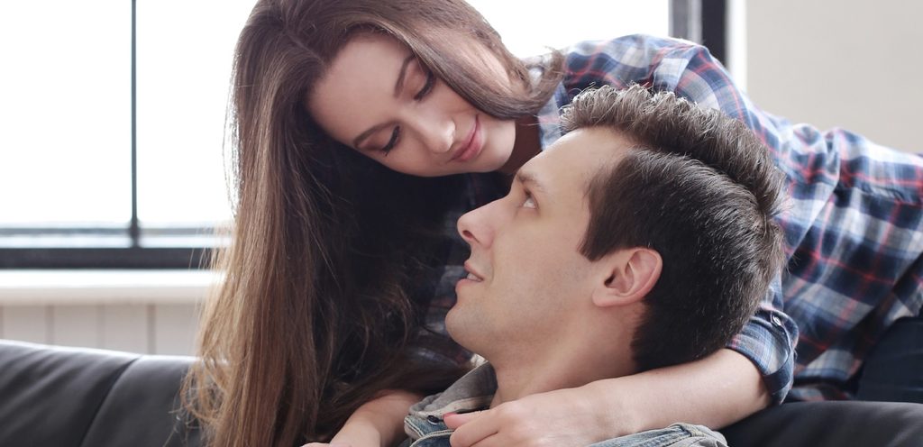 امرأة تقترب من زوجها برومانسيّة