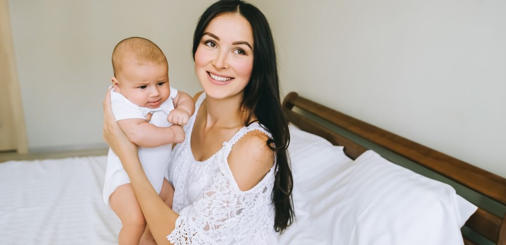 امرأة تحمل رضيعها