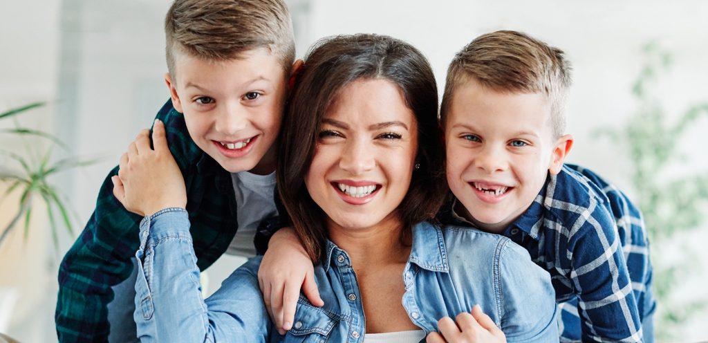 امرأة سعيدة مع ولديها