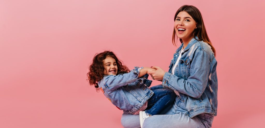 امرأة سعيدة مع طفلتها