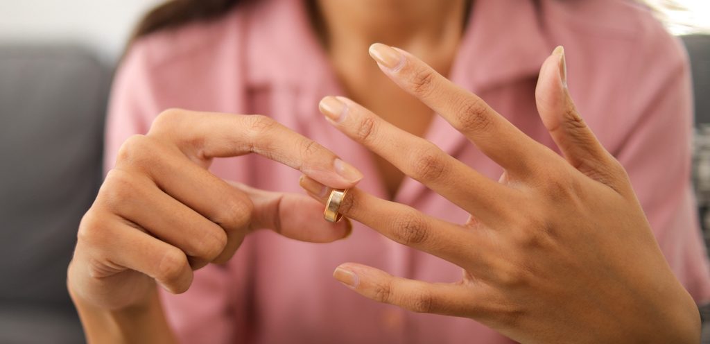امرأة تخلع خاتم الزواج