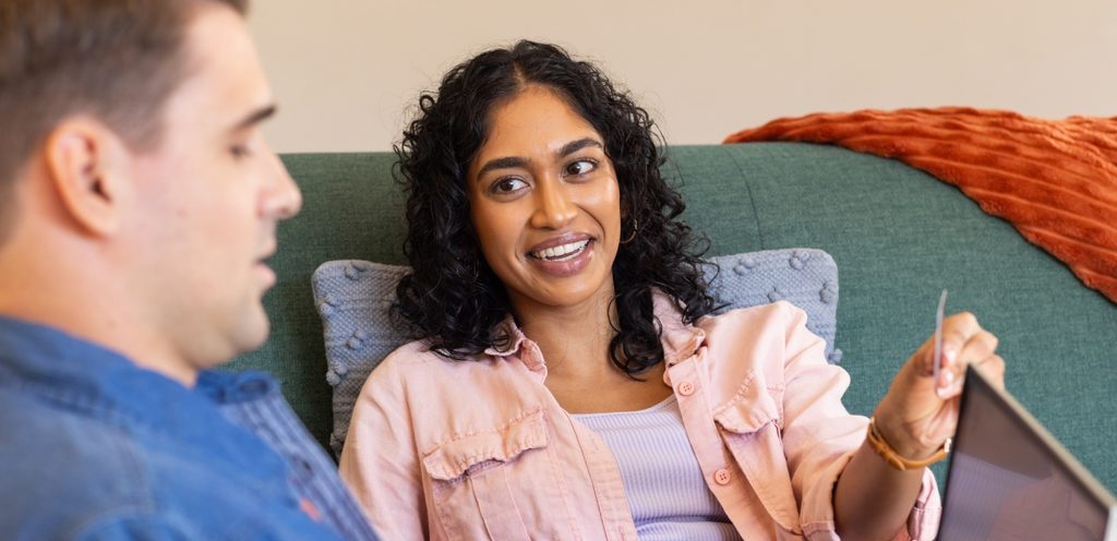 زوجان يتحدّثان بسعادة