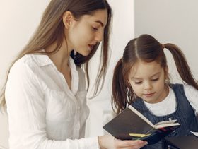 بين الواجبات المدرسية والمواعيد.. أين تضع وقت العائلة؟