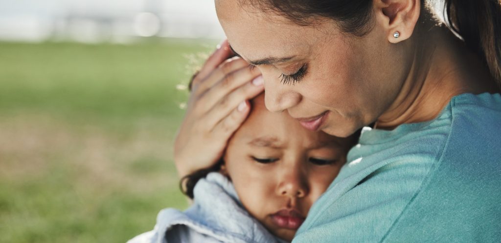 امرأة حزينة تعانق طفلها الحزين