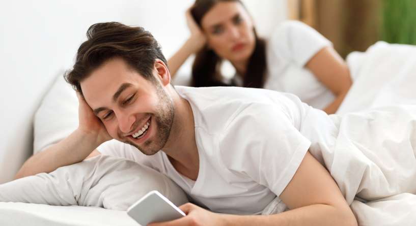 الخيانة لا تبدأ فجأة إشارات صامتة تفضحها مبكرًا
