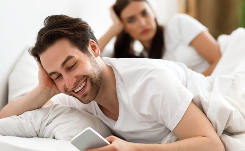 الخيانة لا تبدأ فجأة إشارات صامتة تفضحها مبكرًا