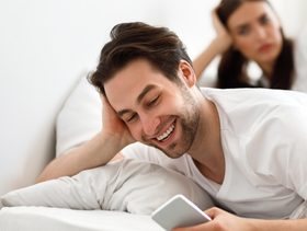 الخيانة لا تبدأ فجأة إشارات صامتة تفضحها مبكرًا