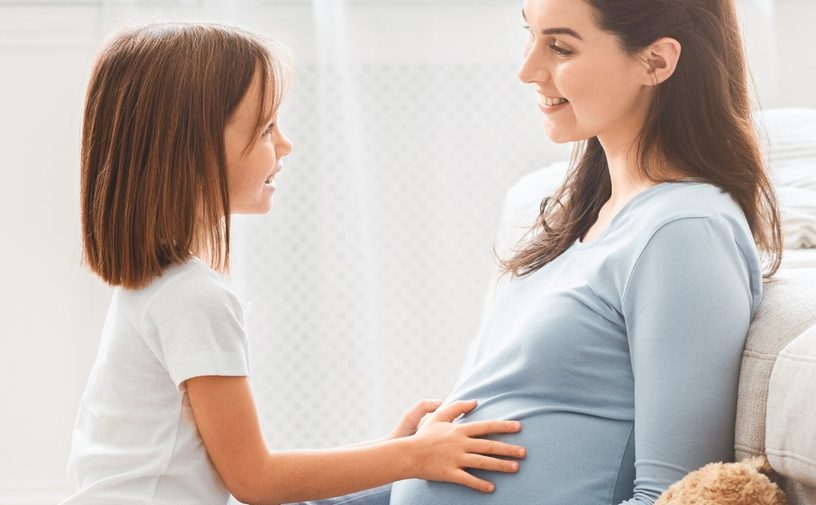 الحمل الثاني.. حين تكونين أمًا وحاملًا في آنٍ واحد