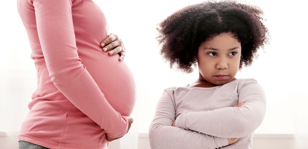 امراة حامل وطفلة غاضبة